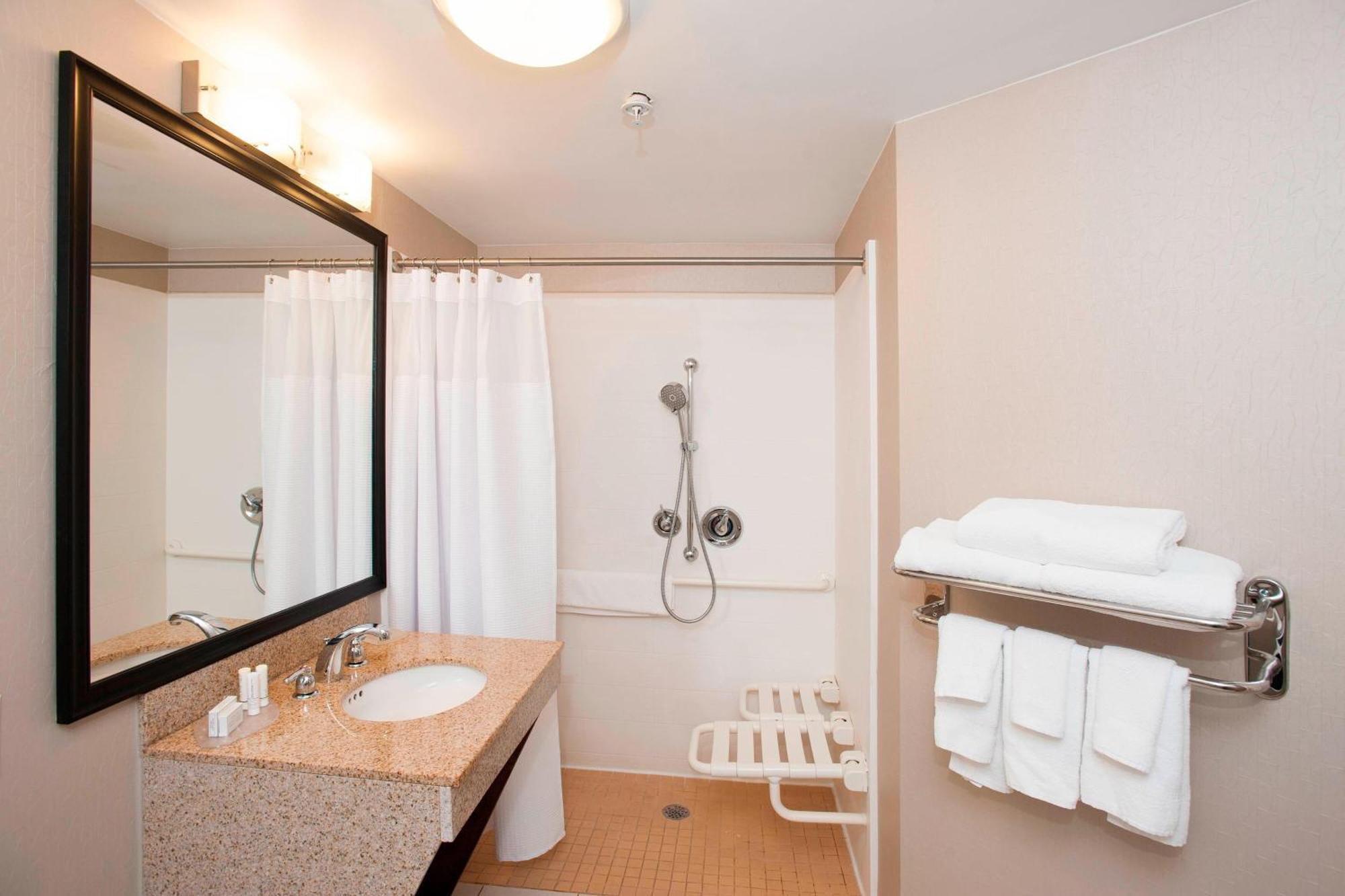 Springhill Suites Birmingham Colonnade Bagian luar foto